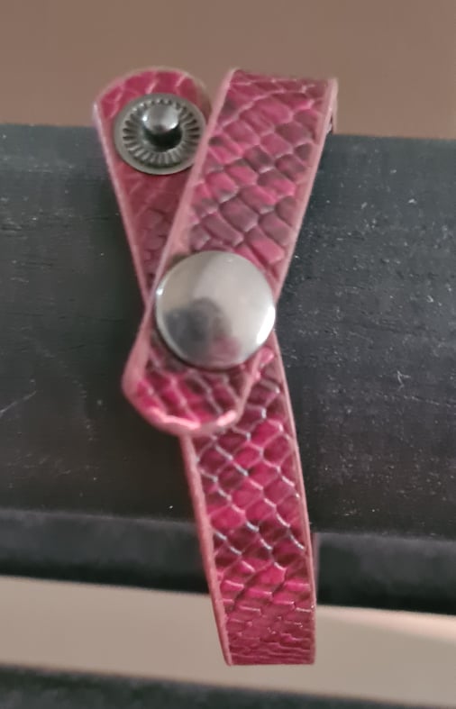 Rotes Armband mit Stern