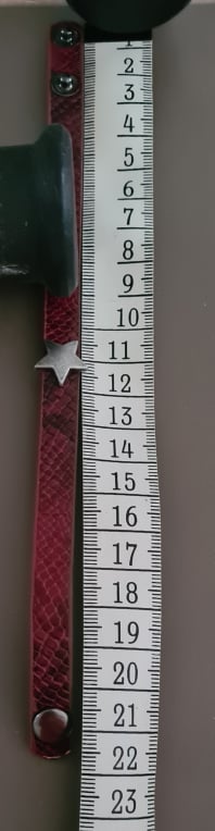 Rotes Armband mit Stern