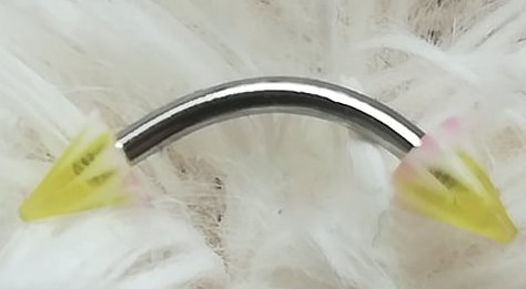 Augenbrauen Piercings mit Spitze