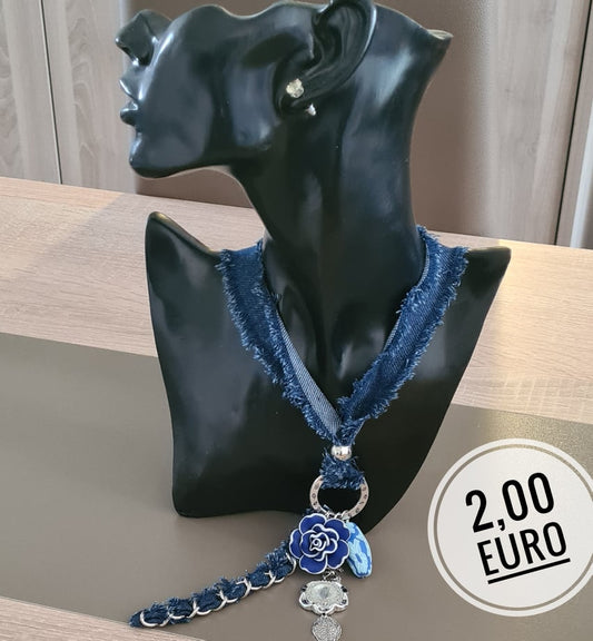 Blaue Kette mit Rose