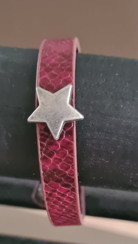 Rotes Armband mit Stern